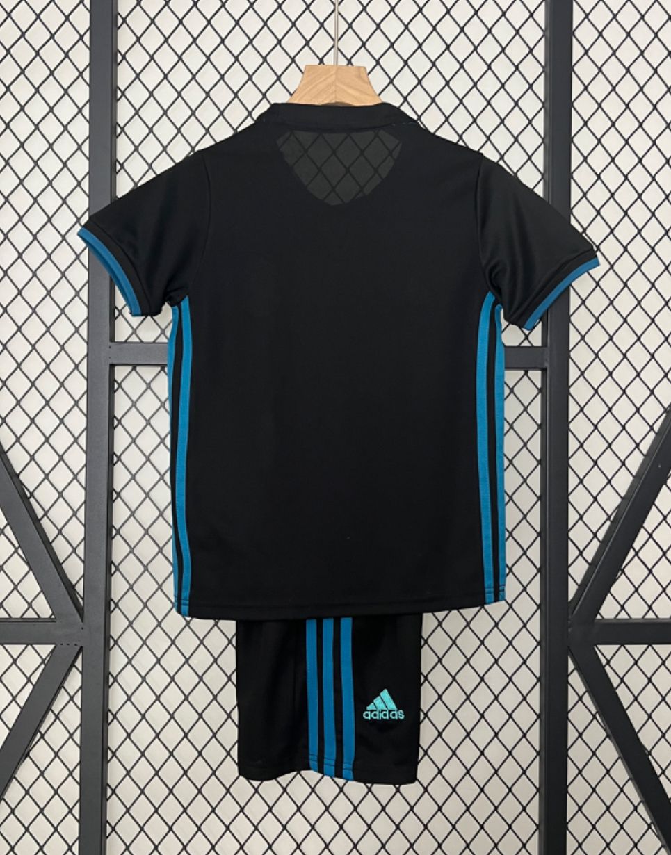 T-shirt e Pantaloncini Bambino Real Madrid - Retro 2017/18